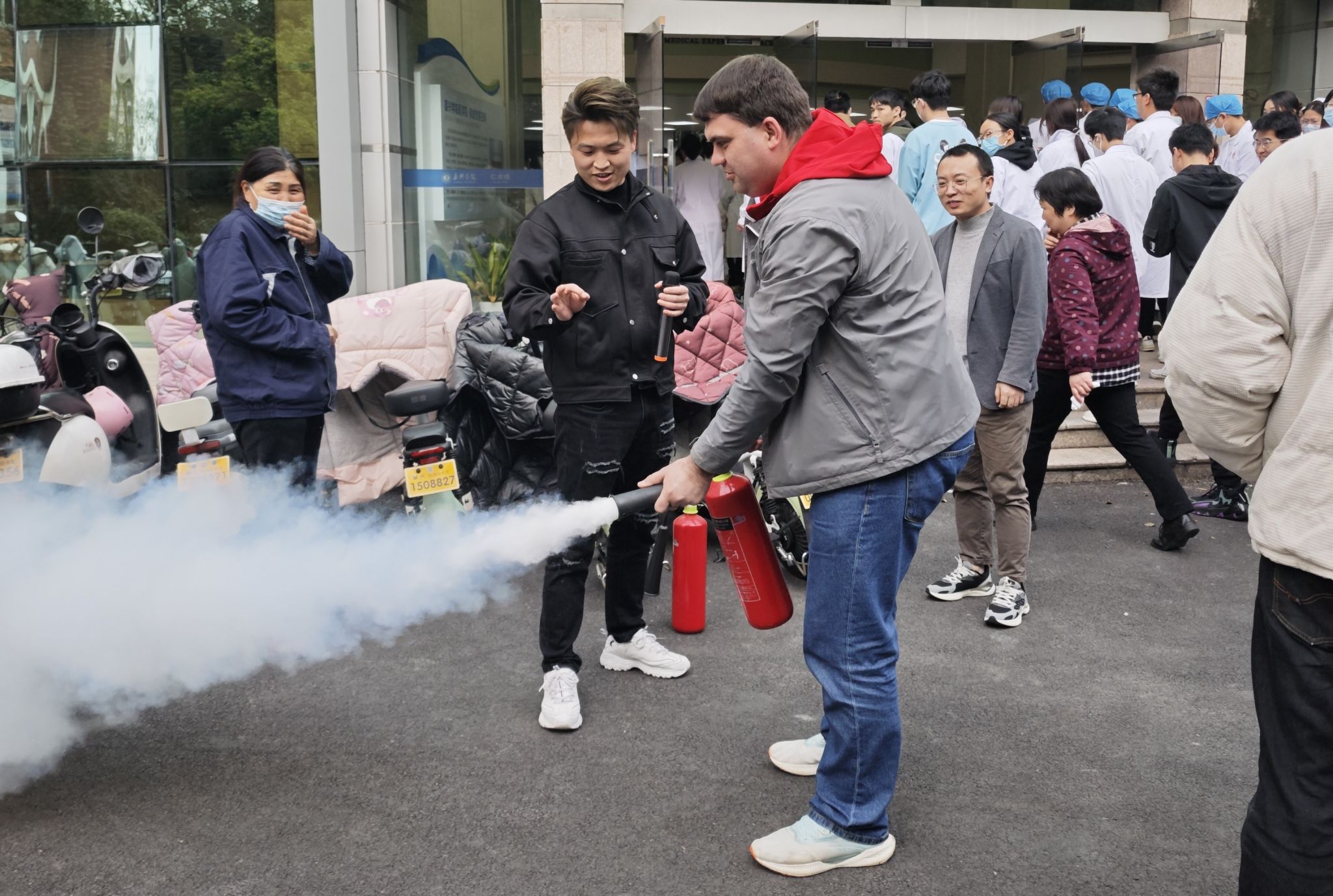 医学院举行2024年春季火灾疏散逃生大演练